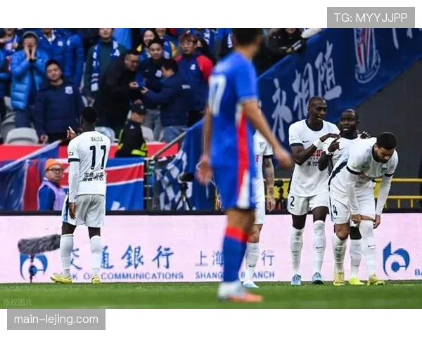 大连英博三度攻破申花球门 马莱莱反戈旧主展现进攻韧性 大连英博三度攻破申花球门 马莱莱反戈旧主展现进攻韧性